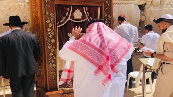 بحريني يصلي عكس القبلة وأمامه صورة الهيكل بالأقصى