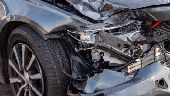 وفاة بحادث تصادم تريلا وسيارة على الطريق الصحراوي