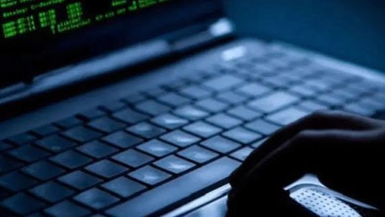 ضبط 3 أشخاص احتالوا مالياً على مواطنين بعد التواصل معهم إلكترونيًا
