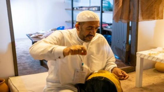 الجناح السعودي يستعرض جودة وأناقة البشت الحساوي في مهرجان جرش