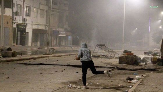 حرق مركز أمني في تونس بعد مقتل متظاهر باحتجاجات “النفايات”