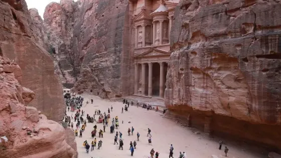 في 10 أشهر .. 6 ملايين سائح زاروا الأردن