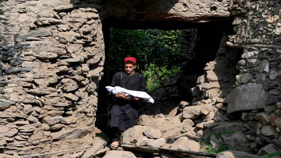 EDITORS NOTE: Graphic content / An Afghan boy carries his deceased relative in a shroud for burial, after earthquakes at Mazar Dara village in Nurgal district, Kunar province, in Eastern Afghanistan, on September 1, 2025. More than 800 people have died and over 2,700 were injured from August 31 night to September 1, 2025, in eastern Afghanistan after a 6-magnitude earthquake, followed by at least five aftershocks felt hundreds of kilometers away. (Photo by Wakil Kohsar / AFP)