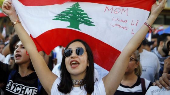 مئات اللبنانيين يحتجون على إجراءات تستهدف غير المطعمين ضد كورونا