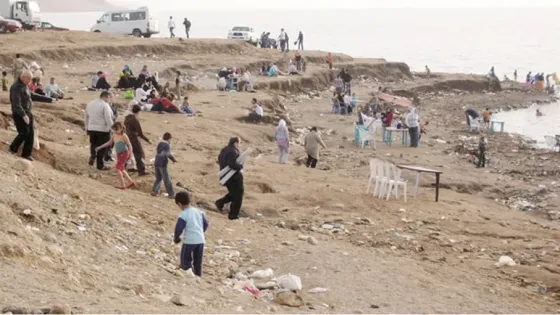 شواطئ البحر الميت المفتوحة.. واقع بائس يخلق جهدا مجتمعيا لإحيائها
