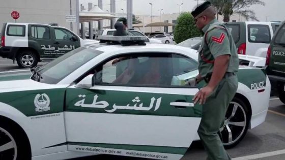 شرطة دبي تعتقل 3 بلجيكيين مطلوبين للإنتربول وتسلمهم لبلادهم