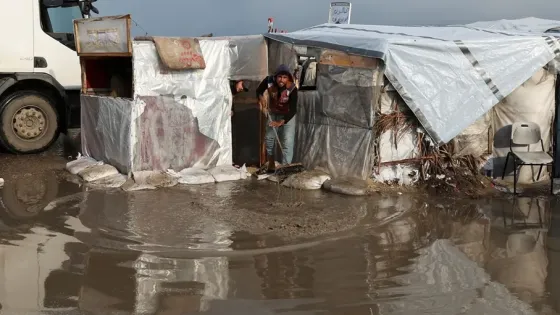 منخفض جوي يغرق خيام آلاف النازحين بغزة وتحذيرات من كارثة