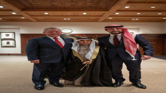 من هو الفتى الذي ابتسم له الملك عند دخوله منصة حفل الاستقلال؟