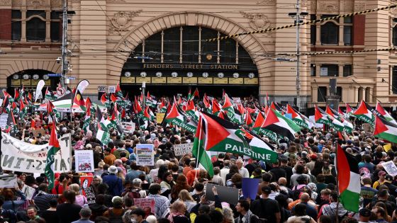 09 February 2026, Australia, Sydney: Protestors gather during a protest against Israeli President Isaac Herzog's visit to Australia. Israeli President Isaac Herzog is on a four-day visit to Australia. Photo: Joel Carrett/AAP/dpa