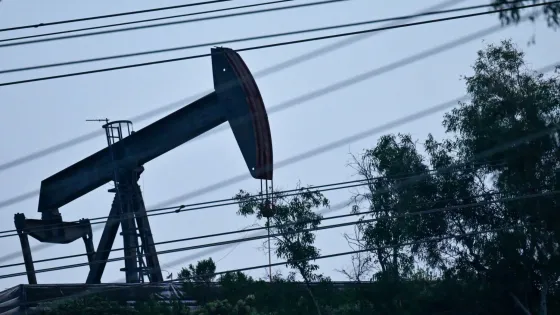 النفط يقفز 3 % وسط مخاوف بشأن الإمدادات مع اتساع رقعة الصراع الإيراني