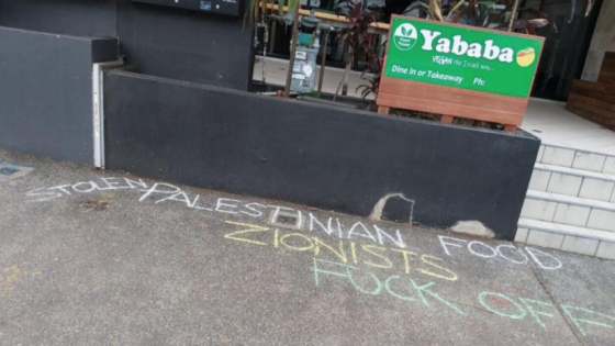 نشطاء يتظاهرون ضد مطعم اسرائيلي في استراليا : طعام مسروق ومعجون بدم الفلسطينيين