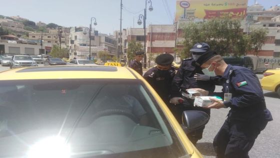السير توزع كمامات على ركاب وسائقي المركبات العمومية