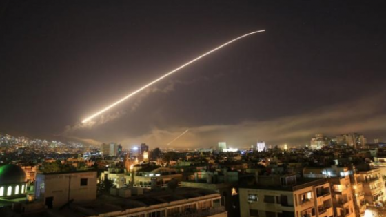 الدفاعات الجوية السورية تتصدى لهجوم اسرائيلي وانباء عن سقوط 6 قتلى