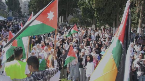 طلبة الأردنية ينفذون وقفة تضامنية تنديدا بجرائم الاحتلال الإسرائيلي
