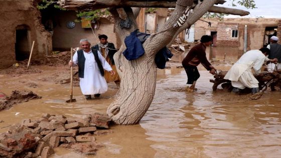 People salvage items from a house destroyed by flood in Enjil district of Herat province, Afghanistan March 29, 2019. Picture taken March 29, 2019.REUTERS/Jalil Ahmad - RC167D4764F0