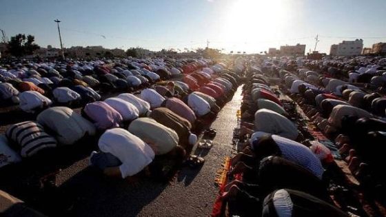 بيان من دائرة الإفتاء في حكم صلاة الجمعة يوم العيد