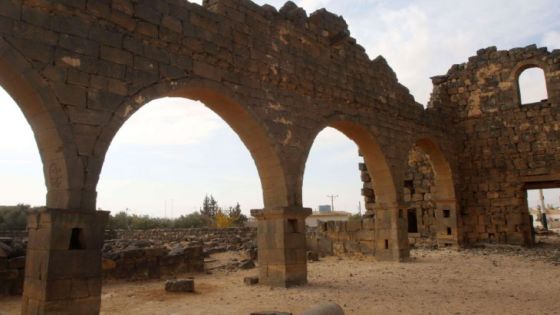 بالصدفة .. جرافة تصطدم بمبنى وتكشف آثارًا جديدة في أم الجمال