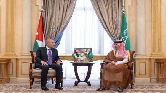 وزير الخارجية يبحث مع نظيره السعودي الأوضاع الإقليمية