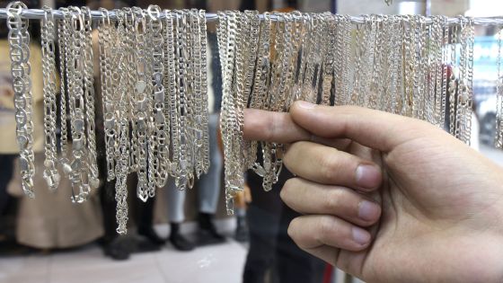 المواصفات والمقاييس : دمغ بعض أصناف الفضة يتسبب بتلفها