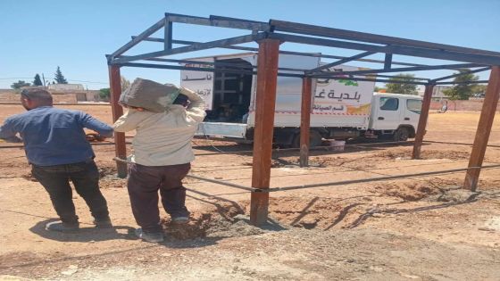بلدية غرب إربد تنفذ حملات نظافة وتركيب مظلات في عدة مناطق