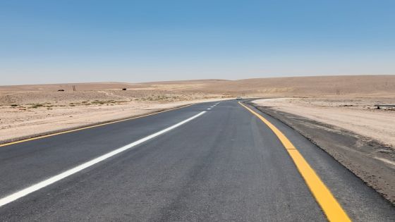 الأشغال تنجز صيانة طريق الجفر – الحسينية في معان