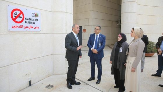 تركيب لوحات خالٍ من التدخين في مباني أمانة عمان