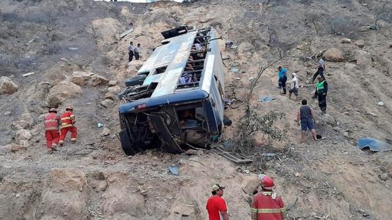 20 قتيلًا على الأقل و30 جريحًا في تحطم حافلة في البيرو