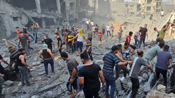 Palestinians search for casualties at the site of Israeli strikes on houses in Jabalia refugee camp in the northern Gaza Strip, October 31, 2023. REUTERS/Anas al-Shareef