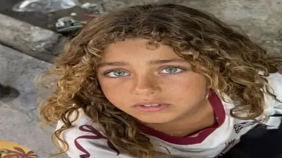 فتاة الغردقة أم عيون زرقاء تخطف قلوب المصريين