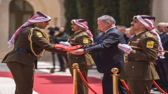 الملك يشهد مراسم رفع العلم في قصر الحسينية