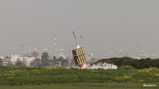 An Iron Dome launcher fires an interceptor rocket near the southern city of Ashdod March 11, 2012. Israeli aircraft on Sunday killed two Palestinians, one of them a 12-year-old boy, medical sources in Gaza said, as cross border violence continued for a third day with militants firing rockets into the Jewish state. Israeli military said more than 90 rockets had been fired at its territory since Friday, including 25 longer-range Grad rockets which Israel's "Iron Dome" anti-rocket defence system shot down. REUTERS/Baz Ratner (ISRAEL - Tags: POLITICS MILITARY CIVIL UNREST)