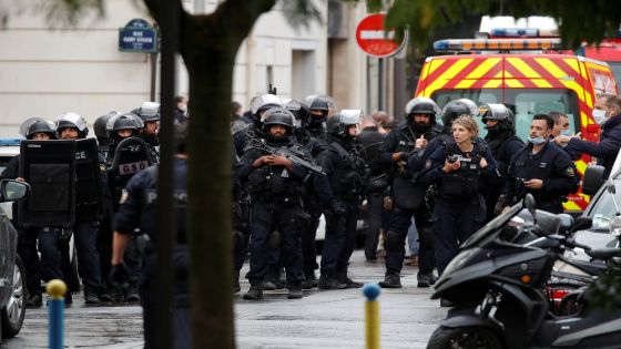 أفراد من قوات الأمن الفرنسية في موقع هجوم باريس يوم الجمعة. تصوير: شارل بلاتيو - رويترز.