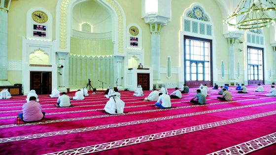 المصلون يؤدون صلاة الجمعة في كافة مساجد المملكة ضمن ضوابط وتعليمات التباعد