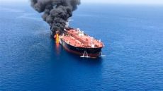 مسقط: إصابة 4 باستهداف ناقلة نفط قبالة سواحل عُمان