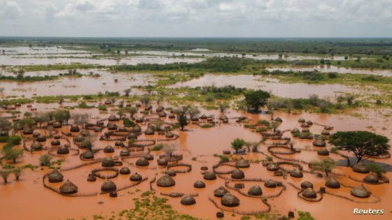 An aerial view shows a deserted and flooded traditional homestead following heavy rains in Garsen, Tana Delta within Tana River county, Kenya November 23, 2023. REUTERS/Thomas Mukoya TPX IMAGES OF THE DAY