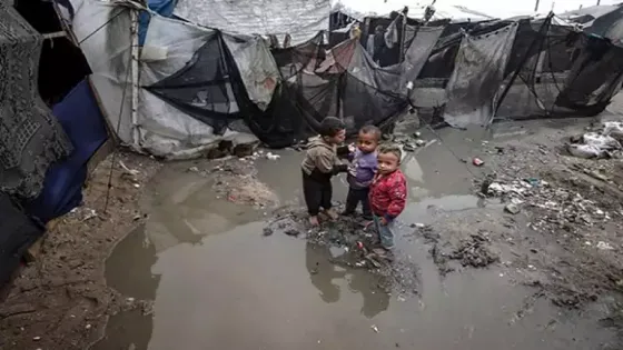 وفاة امرأة وطفلها حرقا بخيمة واستشهاد طفلة بسبب البرد في غزة