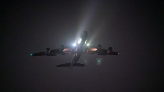 طائرة تزويد بالوقود تقلع من قاعدة أمريكية دعما لعملية "ضربة عين الصقر" التي استهدفت أهداف تابعة لتنظيم الدولة الإسلامية في سوريا يوم 19 ديسمبر كانون الأول 2025. صورة نشرتها القوات الجوية الأمريكية وحصلت عليها رويترز من طرف ثالث.