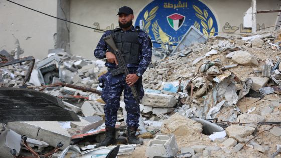 قالت الشرطة الفلسطينية في قطاع غزة، الثلاثاء، إن الجيش الإسرائيلي قتل أكثر من ألف و400 من قادة وضباط ومنتسبي الجهاز وأصابت ما يزيد عن ألف و950 آخرين، واعتقلت نحو 211 على مدار أكثر من 15 شهرا من الإبادة الجماعية قبل دخول اتفاق وقف إطلاق النار حيز التنفيذ صباح الأحد. جاء ذلك خلال مؤتمر صحفي عقده مدير المكتب الإعلامي في الجهاز (تديره حماس) محمد الزرقا، على أنقاض مدينة عرفات للشرطة بغزة. ( Abood Abu Salama - وكالة الأناضول )
