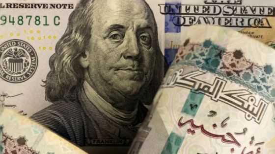 مصر.. الدولار يكسر حاجز 52 جنيها للمرة الأولى في السوق المصرفية