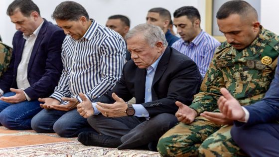 الملك يؤدي صلاة عيد الفطر في مسجد الحرس الملكي في العقبة