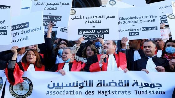 قضاة تونس يواصلون “شل” المحاكم رفضا لقرارات سعيّد