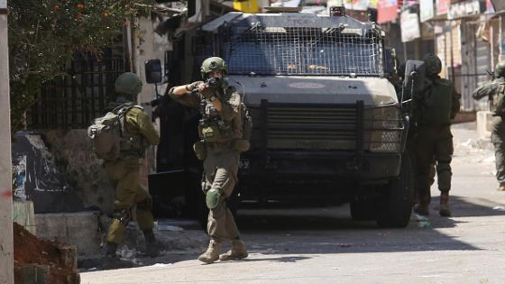 اقتحام واسع لنابلس يسفر عن شهيد وإصابة واعتقالات وتفجير شقة سكنية