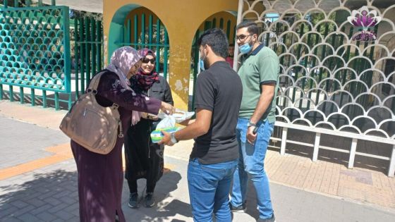 طلبة الأردنية يوزعون الكنافة فرحا بعملية سجن جلبوع