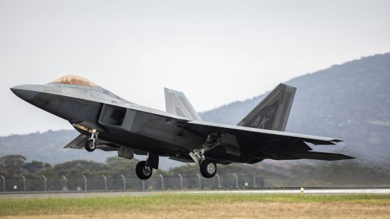 وصول سرب مقاتلات أميركية من طراز F-22 إلى “إسرائيل”