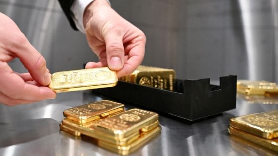 أسعار الذهب تتراجع وتتجه لتكبد ثاني خسارة أسبوعية