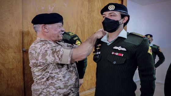 الملك يقلد ولي العهد الرتبة الجديدة