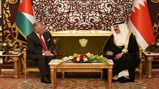 مسؤولون بحرينيون يشيدون بمباحثات الملك مع آل خليفة