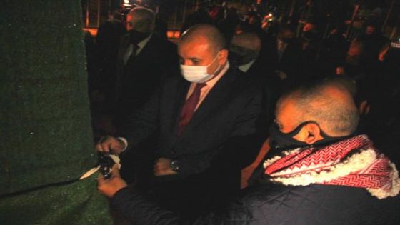 وزير الشؤون السياسية ورئيس النواب يشاركان بإضاءة شجرة الميلاد في الحصن