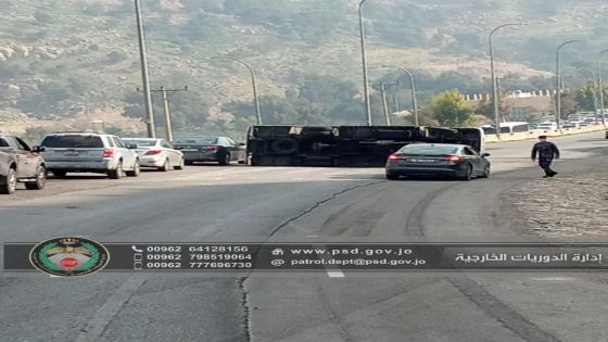تدهور مركبتي شحن على طريق إربد – عمان