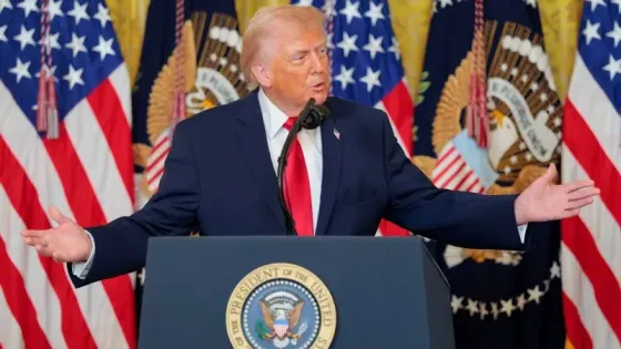 ترامب يتوعد إيران بضربة شديدة القوة الأسبوع المقبل ردا على إغلاق مضيق هرمز